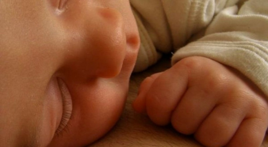 Raport: rozłąka niemowlęcia z matką prowadzi do zaburzeń rozwoju 