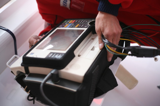 Defibrylacja: jeden z ważnych czynników decydujący o przeżyciu w zatrzymaniu krążenia