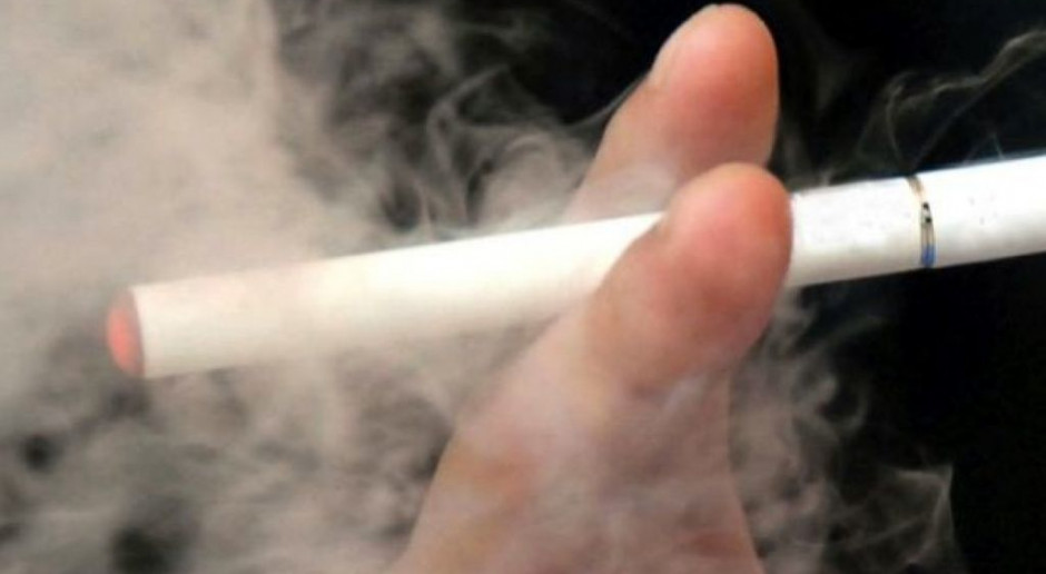 Poseł chce zakazu palenia e-papierosów przez młodzież i w miejscach publicznych 