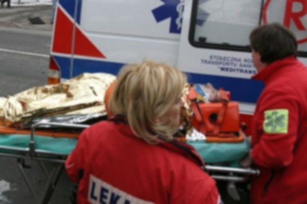 Poznań: dwie osoby ranne w wypadku karetki