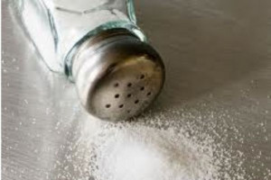 Ekspert: osoby zdrowe nie muszą zmniejszać spożycia soli