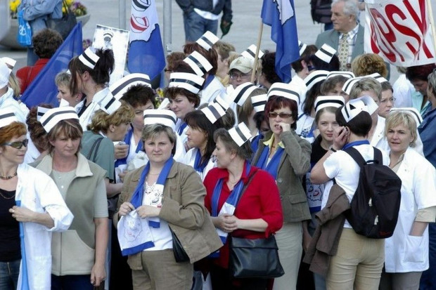 Potrzebujących opieki przybywa, ale pielęgniarek mało, a będzie jeszcze mniej