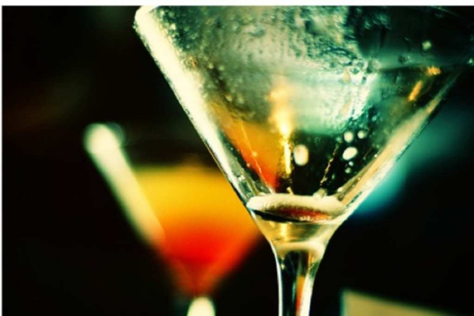 Młode kobiety doganiają mężczyzn pod względem picia alkoholu