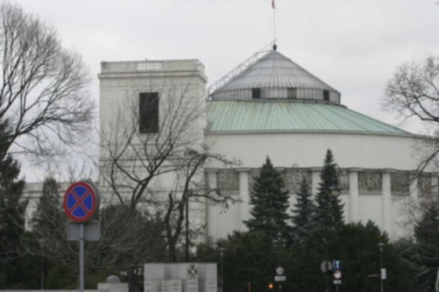 Komisja za poprawką do ustawy umożliwiającej NFZ aneksowanie umów