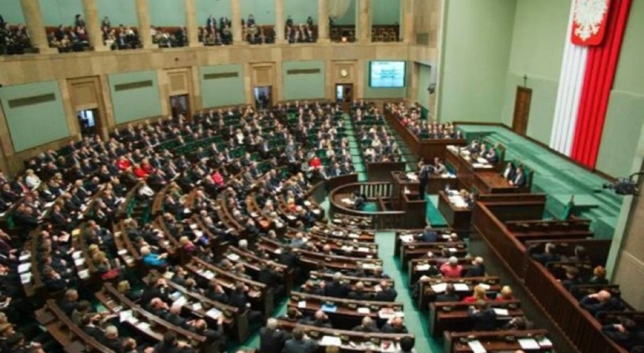 Sejm przyjął ustawę umożliwiającą NFZ aneksowanie umów