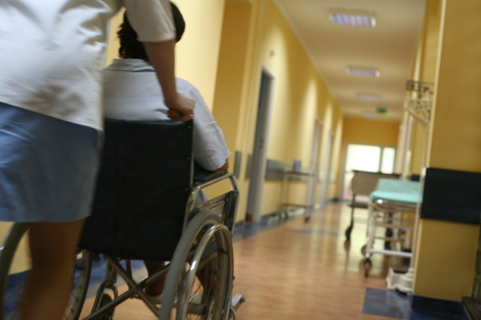 Pacjent z panewką w ręce - błyskawiczna rehabilitacja czy zabieg marketingowy