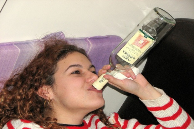 Alkoholowa rywalizacja na Facebooku: piją coraz młodsi