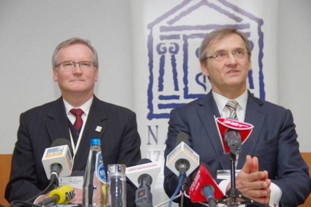 XII Krajowy Zjazd Lekarzy wybrał nowe władze. W tle konferencja ministra