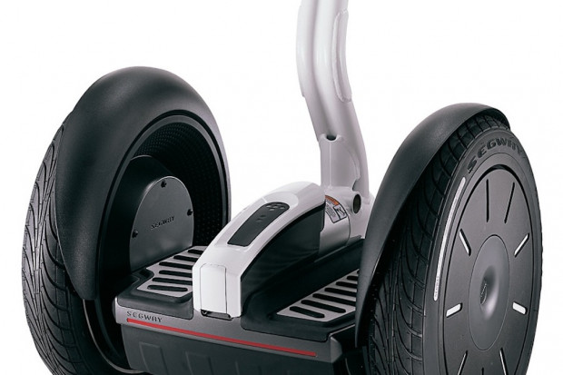 Łodzi: po korytarzach szpitala im. Kopernika sanitariusz mknie na... segway'u