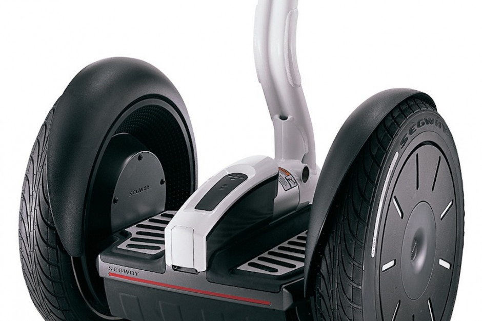 Łodzi: po korytarzach szpitala im. Kopernika sanitariusz mknie na... segway'u