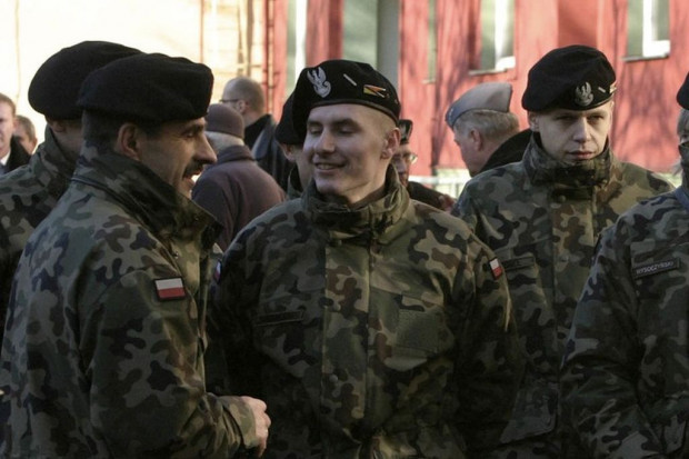 Wchodzą w życie przepisy zrównujące chorobowe mundurowych i cywili