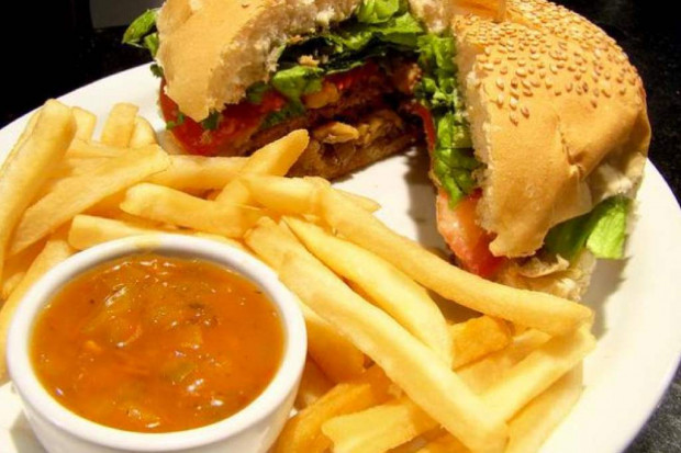Posłowie chcą wprowadzić w szkołach zakaz sprzedaży chipsów, frytek, napojów gazowanych