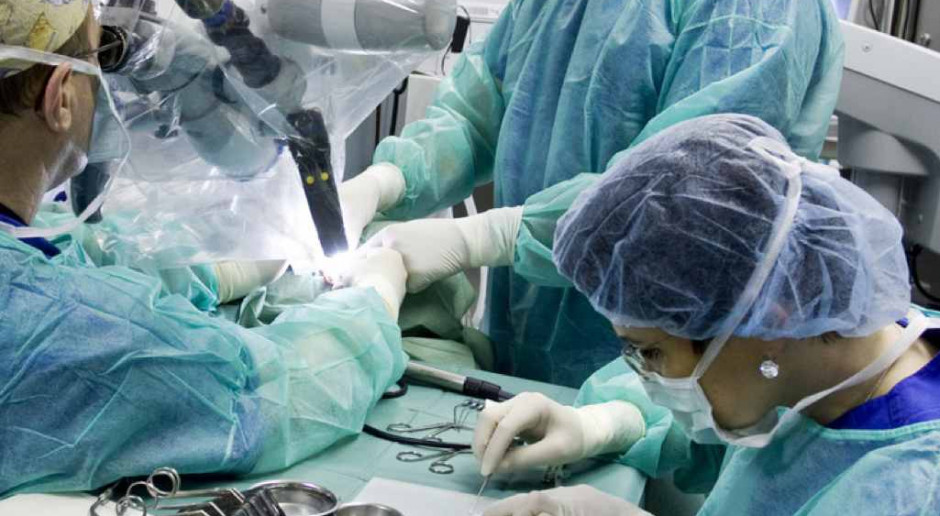 Na zdj.: operuje prof. Henryk Skarżyński Warsztaty dla otochirurgów w Kajetanach: 30 operacji pokazowych