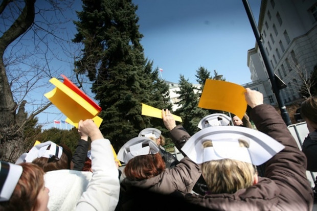 Racibórz: pielęgniarki protestowały przed starostwem