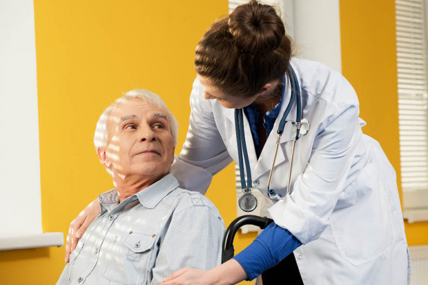 Seniorzy. Lepszy komputer i szydełkowanie niż czytanie książek. FOT. Shutterstock Seniorzy. Lepszy komputer i szydełkowanie niż czytanie książek