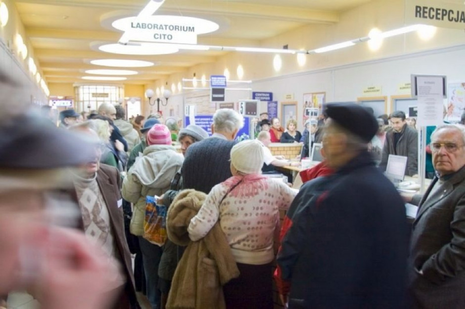 Rzecznik radzi pacjentom, aby w przypadku problemów kontaktowali się z kierownictwem placówki lub złożyli zażalenie w wydziale spraw świadczeniobiorców NFZ Fot. Archiwum (zdjęcie ilustracyjne) Opozycjoniści i represjonowani w PRL bez kolejki do specjalistów i operacji