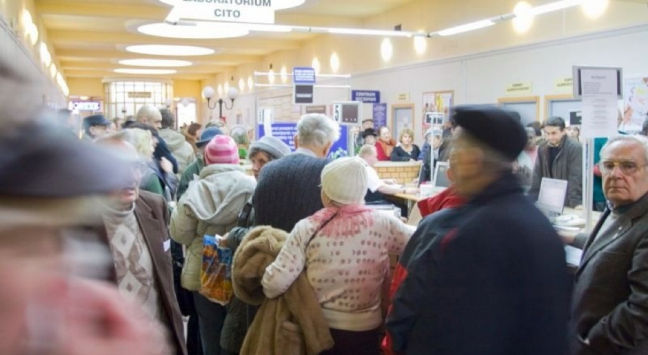 Warszawa: tłok w przychodniach - seniorzy przychodzą po recepty na bezpłatne leki 