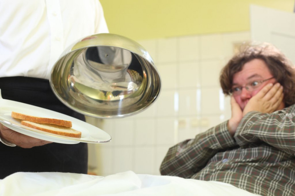 Dwie kromki chleba i parówka - pacjenci fotografują szpitalne posiłki