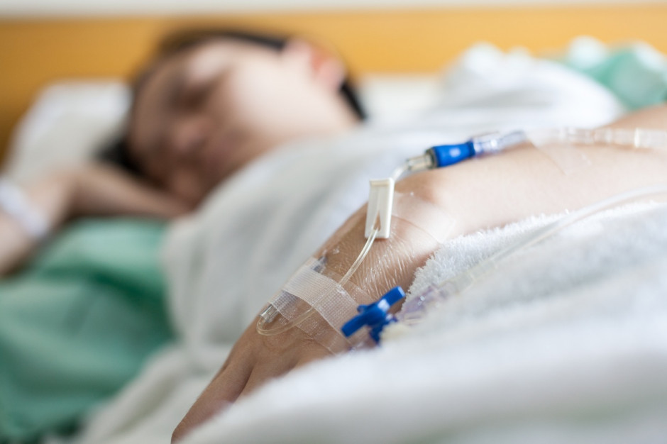 Eksperci sprawdzili skuteczności zabezpieczeń w obwodowych kaniulach dożylnych. Fot. Shutterstock Eksperci: bezpieczny sprzęt chroni przed rozpryskiem krwi