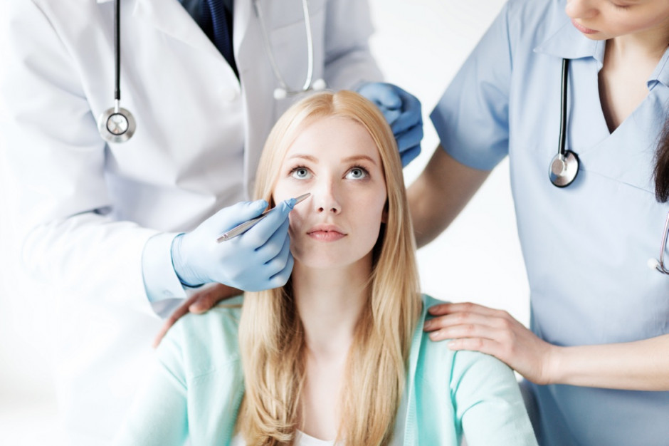 Polki często decydują się m.in. na zmianę kształtu nosa Fot. Shutterstock (zdjęcie ilustracyjne) Polki na potęgę poprawiają urodę - często na kredyt