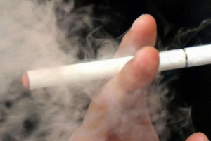 Raport: e-papierosy też uzależniają i mogą wpędzać w tytoniowy nałóg