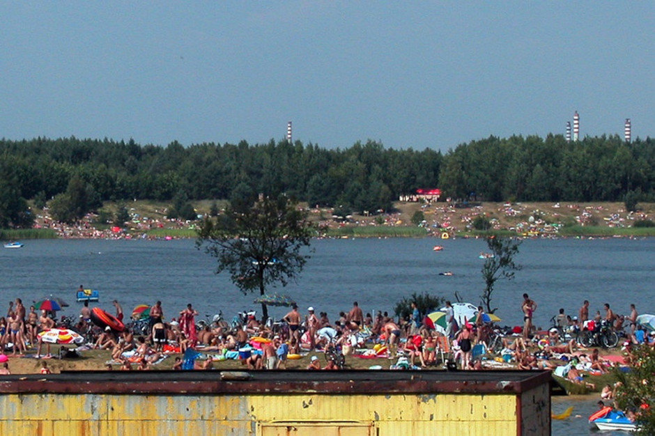 Uważajmy nad wodą. Skoki "na główkę" to drugie poważne ryzyko po ryzyku utonięcia podczas korzystania z kąpielisk. Fot. PTWP Niefortunny skok do wody może zmienić całe życie