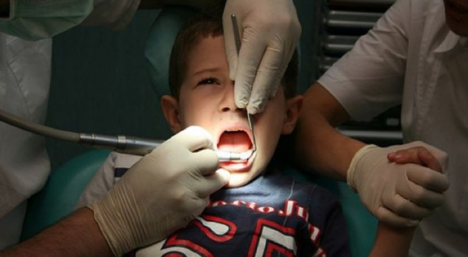 Lekarze: opieka stomatologiczna nad dziećmi jest w dramatycznym stanie