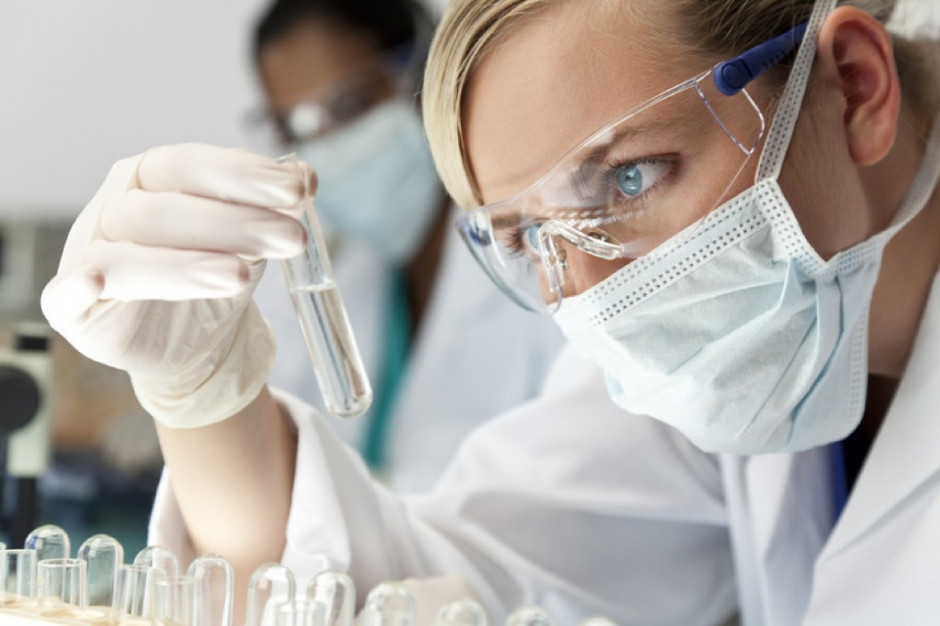 Badacze próbują zrozumieć w jaki sposób wirus przejmuje kontrolę nad komórkami Fot. Fotolia Badania: COVID-19 zmienia metabolizm komórkowy w wielu narządach