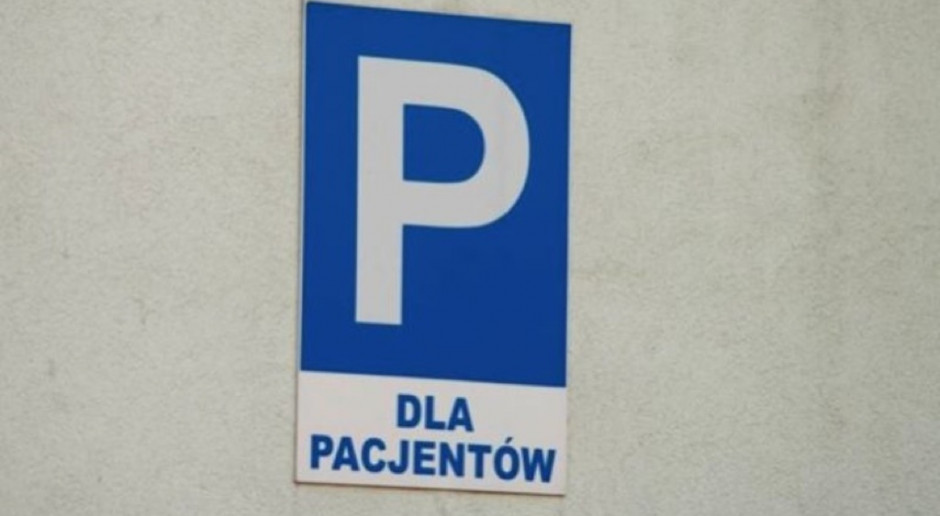 Na parkingu przed szpitalem tylko pierwsze pół godziny można parkować za darmo. Dotyczy to też kierowców - rodziców niepełnosprawnych dzieci. Fot. archiwum Bydgoszcz: szpital każe rodzicom niepełnosprawnych dzieci płacić za parking