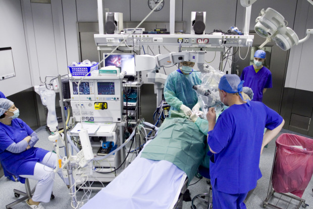 Przez pomyłkę lekarzy stracił nerkę. Druga - po operacji - pracuje