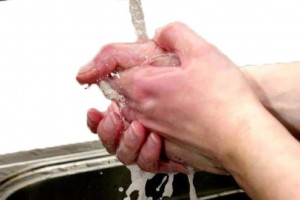 Mycie rąk po wyjściu z toalety? To się zdarza, ale nie wszystkim