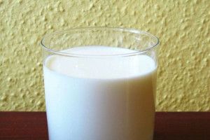 Eksperci: alergia na białko mleka krowiego u dziecka najczęściej ustąpi, ale musi być leczona