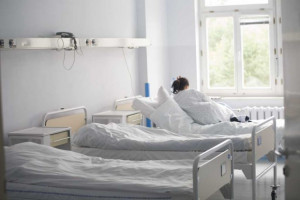 Ostrołęka: szpital wstrzymuje planowe przyjęcia, będzie też redukcja liczby łóżek 