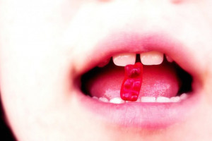 Eksperci: niewłaściwe dbanie o higienę jamy ustnej może zaostrzać przebieg COVID-19
