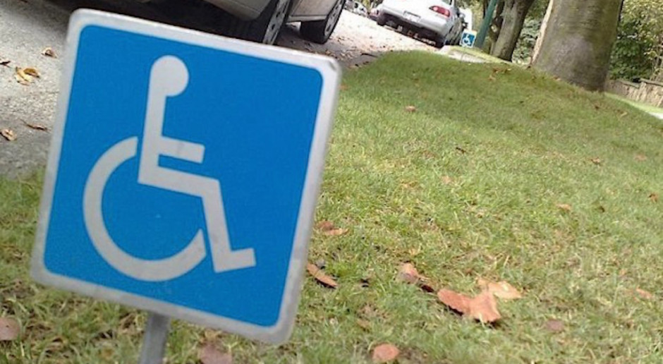 Białystok: w parku Planty stanęła huśtawka dla dzieci na wózkach inwalidzkich
