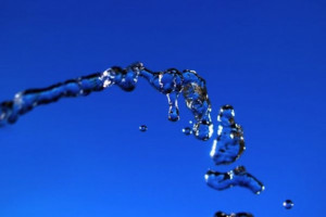 Sanepid: białe elementy w wodzie to pleśń, butle wody wycofane ze sprzedaży