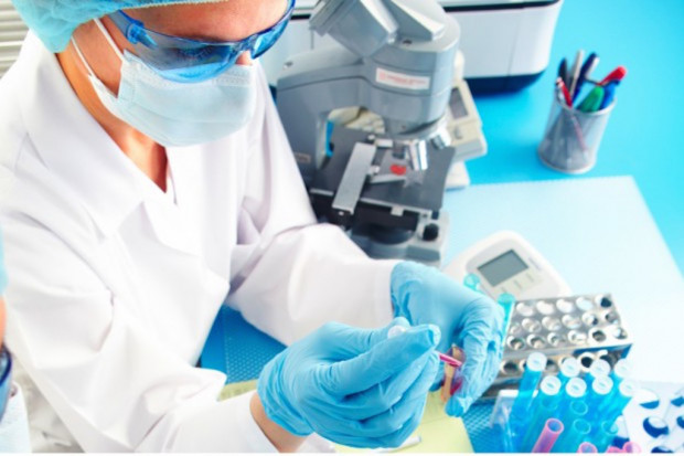 Za pomocą mikroskopu konfokalnego naukowcy badają odpowiedź układu immunologicznego na proces nowotworowy. Fot. Fotolia We Wrocławskim Centrum Badań EIT+ szukają skutecznej broni na raka