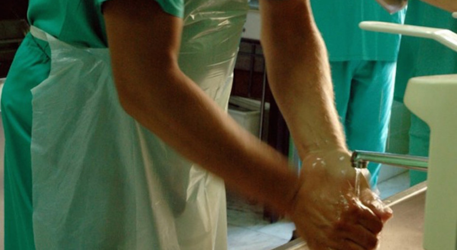 Eksperci: bezpieczna opieka nad pacjentem zaczyna się od higieny rąk lekarza