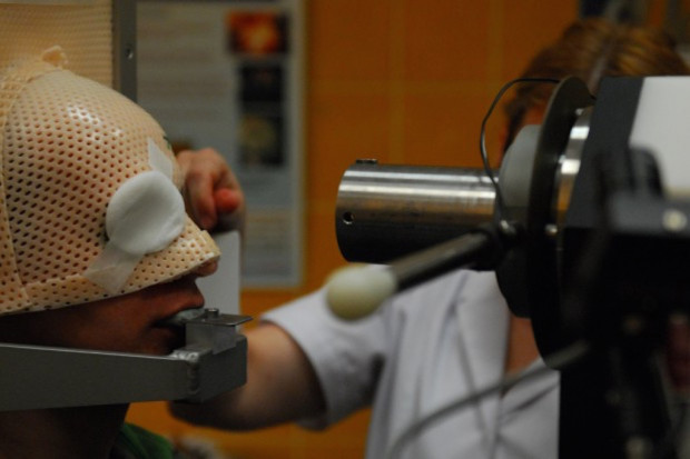 Protonoterapia pozwala oszczędzić zdrowe tkanki otaczające chory obszar, zmniejszając tym samym ryzyko powikłań. Fot. Instytut Fizyki Jądrowej PAN Specjaliści o protonoterapii: lepiej leczyć w kraju niż płacić zagranicznym ośrodkom