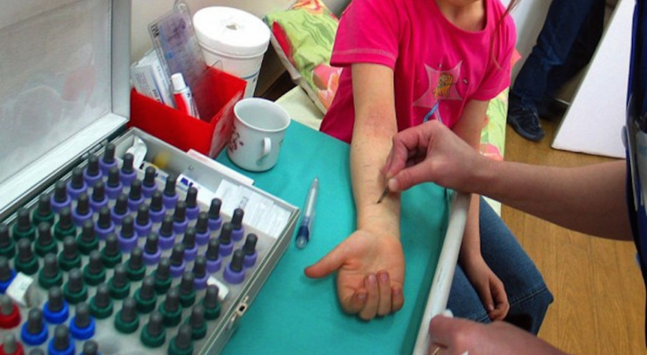 Alergolog: szczepionka przeciwko COVID-19 może uczulać tak samo jak inne
