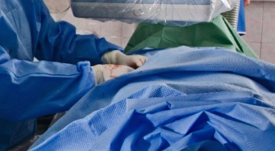 Zielona Góra: lekarze zaszyli w brzuchu pacjenta chustę