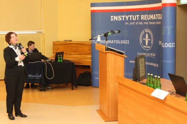 Na zdj. prof. Anna Filipowicz-Sosnowska podczas 34. Konferencji Ordynatorów, Fot. IR Leczenie biologiczne w RZS: czy można je odstawić lub zmniejszyć dawkę?