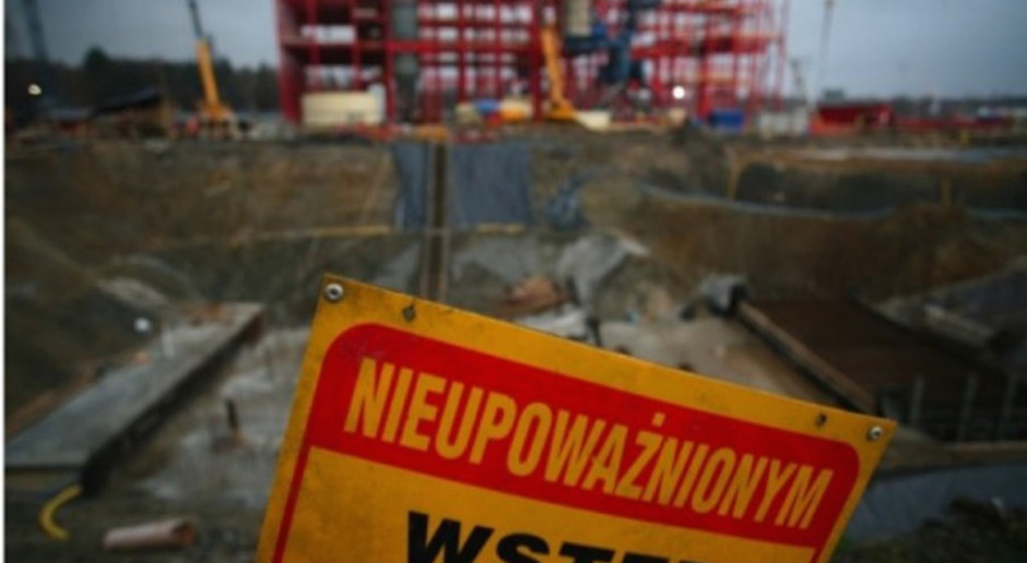 Łódź: budynek po szpitalu popada w ruinę