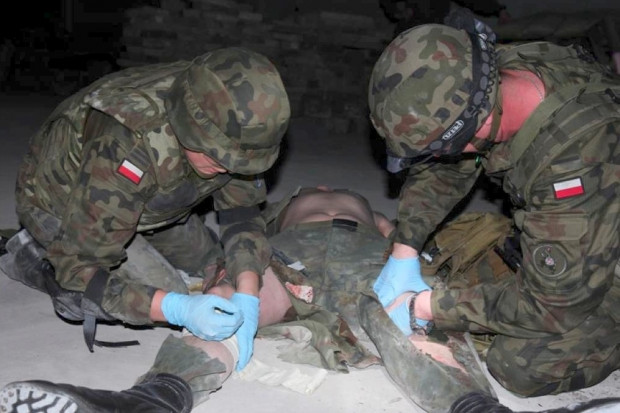 GROM od dawna współpracuje z lekarzami z WIM Fot. Ośrodek Szkolenia Ratowników Medycznych Wojskowej Służby Zdrowia GROM CHALLENGE to okazja do współpracy żołnierzy z lekarzami