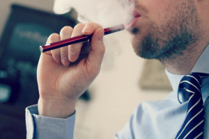 E-papieros atrakcyjny dla osób uzależnionych, ale nie dla niepalących