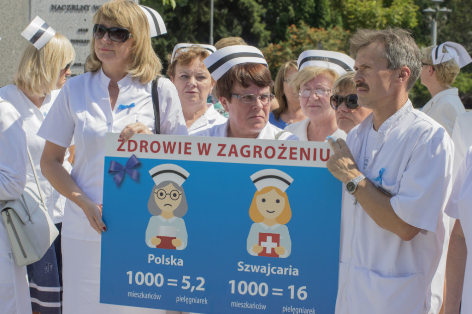 Manifestacja pielęgniarek w Warszawie (10 września 2015 r.) Fot. Paweł Pawłowski/PTWP Śląskie: pielęgniarki już na liście zawodów deficytowych