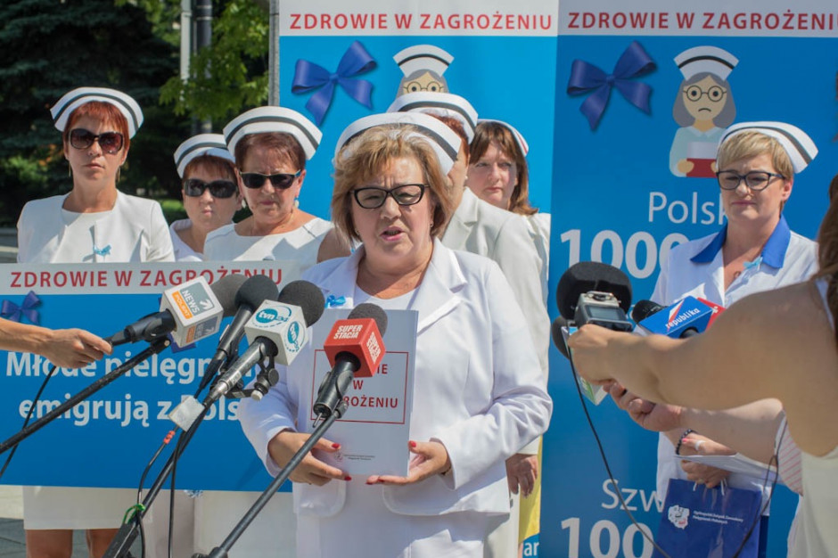 Lucyna Dargiewicz, przewodnicząca OZZPiP, podczas protestu (4 sierpnia 2015 r.). Fot. PTWP Pielęgniarki podpisały porozumienie z resortem zdrowia dotyczące podwyżek