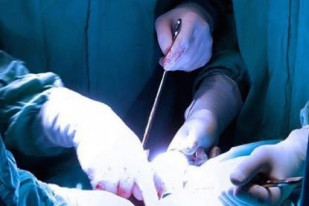 Do przeprowadzenia operacji plastycznej u osoby poniżej 16. roku życia, lekarz musi uzyskać zastępczą zgodę jego przedstawiciela ustawowego. Fot. Archiwum Operacje plastyczne nastolatek, tylko za zgodą rodziców