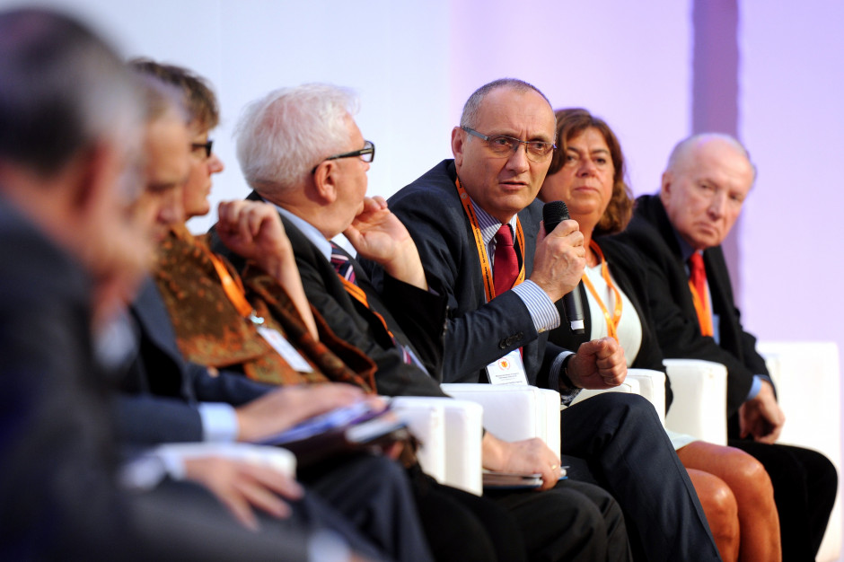 Polityka senioralna powinna zaczynać się już w momencie przyjścia człowieka na świat - mówił prof. Jacek Jassem. Fot. Materiały prasowe Cała Polska debatuje o polityce senioralnej
