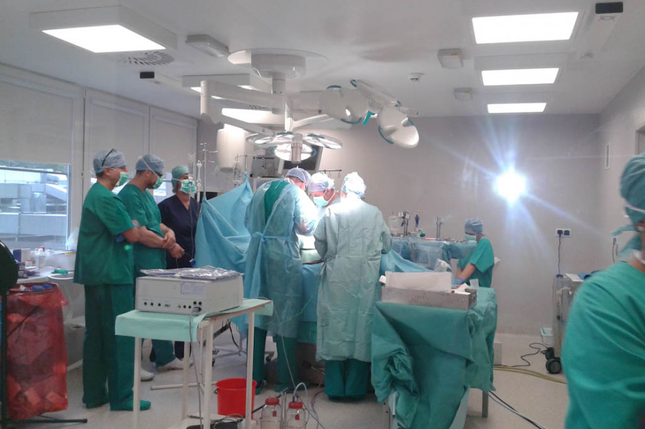 Podczas wszczepienia protezy serca u świni; FOT. FRK Polska dziecięca proteza serca będzie wdrażana do praktyki klinicznej